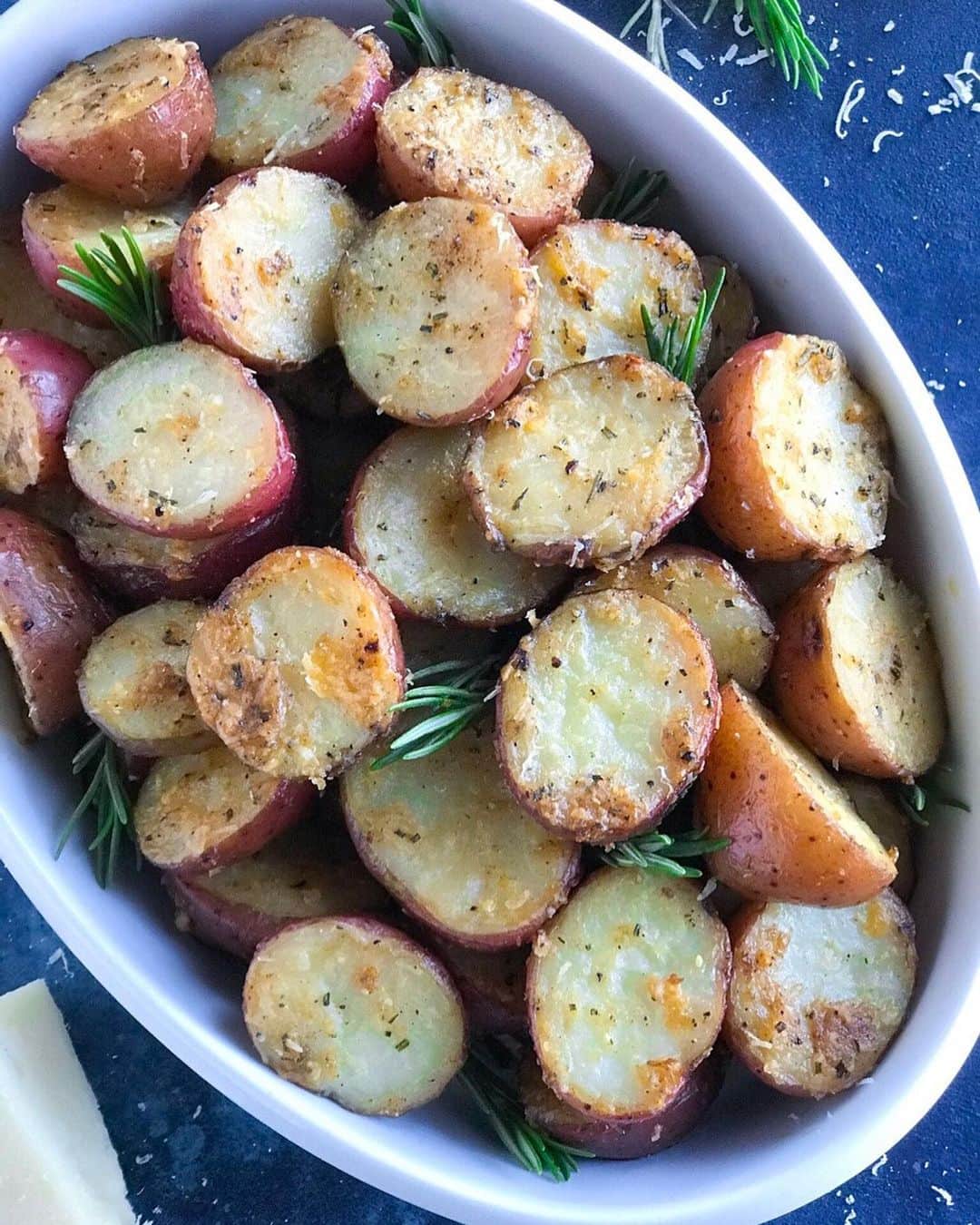 Easy Recipesさんのインスタグラム写真 - (Easy RecipesInstagram)「These Oven Roasted Parmesan Herbed Potatoes make a perfect side dish for the holiday! Grab the full recipe link from my bio.  https://www.cookinwithmima.com/oven-roasted-parmesan-herbed-potatoes/」11月22日 3時12分 - cookinwithmima