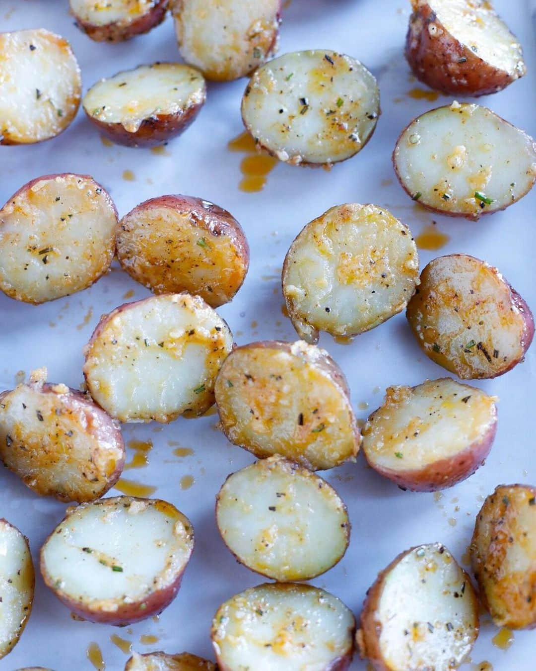 Easy Recipesさんのインスタグラム写真 - (Easy RecipesInstagram)「These Oven Roasted Parmesan Herbed Potatoes make a perfect side dish for the holiday! Grab the full recipe link from my bio.  https://www.cookinwithmima.com/oven-roasted-parmesan-herbed-potatoes/」11月22日 3時12分 - cookinwithmima