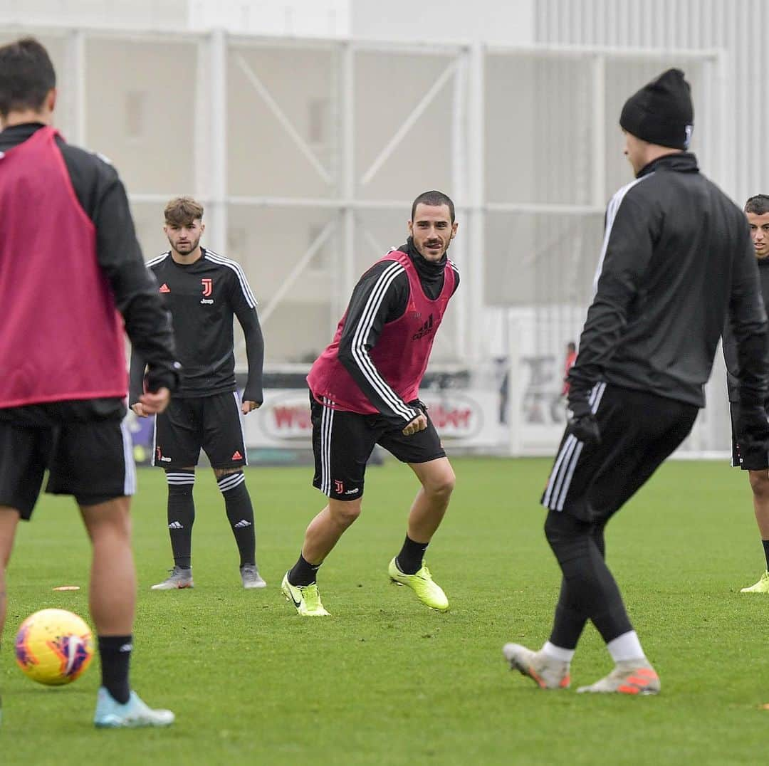 レオナルド・ボヌッチさんのインスタグラム写真 - (レオナルド・ボヌッチInstagram)「Work together 💪🏻💪🏻 #LB19 #FinoAllaFine」11月22日 3時12分 - bonuccileo19