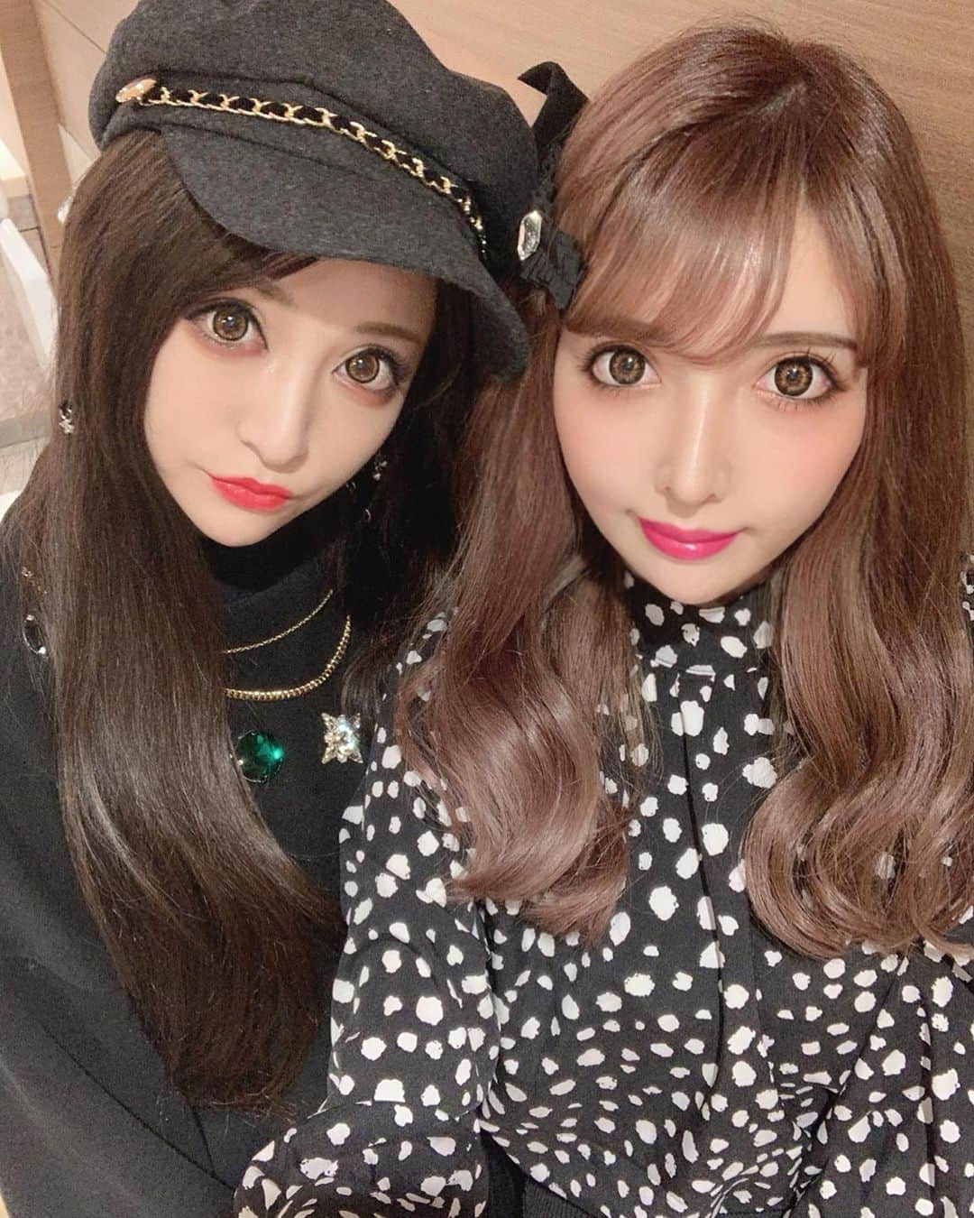 のインスタグラム：「りなちゃんとIT2🎈を 勇気振り絞って観に行ったら 怖すぎて終始😦😦←この顔だった私… . りなちゃんにも横で クスクス笑われてた😂💓笑 この日怖くて朝まで付き合ってもらったよw りなちゃんありがとう😢💓 . 2枚目は私がハロウィンで 仮装したITだよん\( ˆoˆ )/ . #映画デート#映画#楽しかった#it#イットそれが見えたら終わり #トラウマ#怖すぎた#震えた#仲良し」