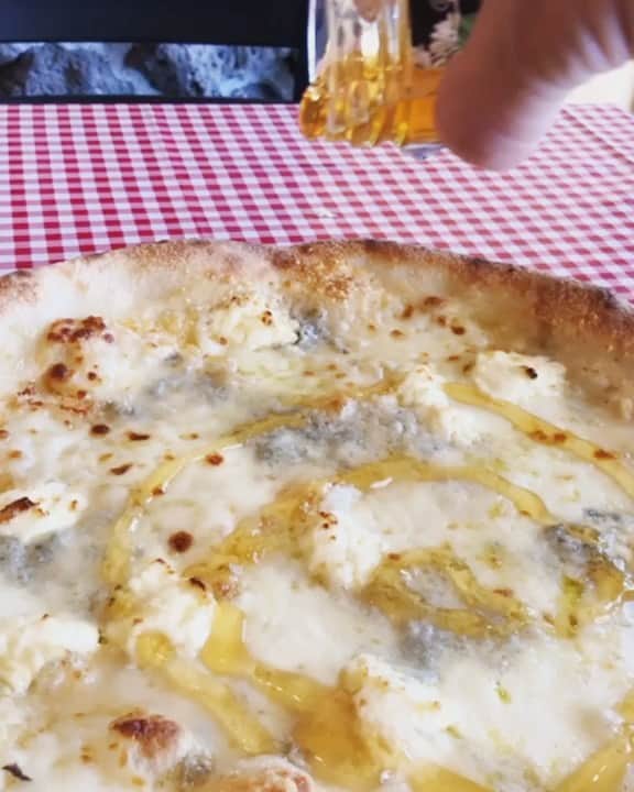 Arancino On Beachwalkのインスタグラム：「🧀🍯 Pizza Quattro Formaggi – a sweet & savory blend of mozzarella, mascarpone, parmesan & gorgonzola served with a jar of honey!  #foodandwine #arancinodimare #arancinobeachwalk #arancino #italian #restaurant #hawaiisbestkitchens #waikiki #hawaii #foodie #mascarpone #mozarella #cheese #gorgonzola #pizza #honolulu #おいしい #アランチーノ#アランチーノディマーレ #イタリアン #ワイキキ #パスタ #ホノルルマラソン #ハワイ #111hawaiiaward #haleainaawards #cheese  #honolulumagazine #honey #cheesy」