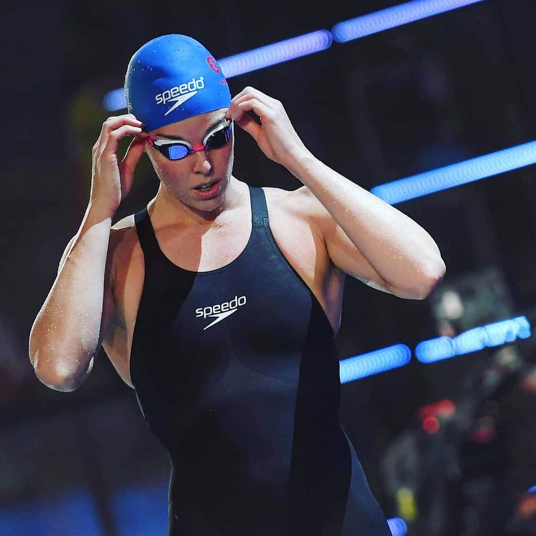 フェムケ・ヘームスケルクのインスタグラム：「Pulling the straps because... Its European Derby time this weekend @iswimleague !! ✨ Can't wait to join my fast friends from @energystandard 💡💡💡💡 ❤️💙 . . . #EuropeanDerby #ISL #TeamEnergyStandard 📸 : @minekasapoglu 💙」
