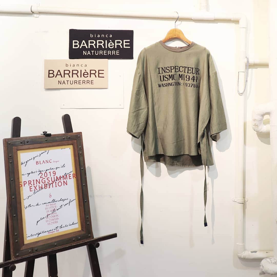 Eri Satoのインスタグラム：「【blancbasque春夏展示会】 · ちょっと前なのですが 私がお手伝いしているブランド ブランバスク( @blancbasque )の春夏展示会のレポです😊 · pic①👉 今回の人気だったと思われるロゴ入りトップス😋 pic②～pic⑤👉 とにかくロゴ入り！ シンプルなデザインが引き立ちます pic⑥👉 透け感のあるシアー素材は春夏のキーアイテム！ pic⑦👉 ミリタリー風味のテーラードコート。バイカラーがおしゃれ pic⑧👉 シャツワンピとベストのレイヤード風。来春はブームになりそう！ ·  @blancbasque のWEBショップには冬に向けて新作も続々登場してます！今日も可愛い新作を撮影してきました😋 ぜひチェックしてみてね💕 · #blancbasque#ブランバスク#展示会#春夏展示会#ロゴニット#シアー素材#mamagirl#locari#コーディネート#ママコーデ#ママファッション#読者モデル#読モ#ママモデル #l4like #instagood#outfit #simple #coordinate  #fashion #casual #コーデ#シンプルファッション#カジュアル #style #お洒落さんと繋がりたい #code #ファッション#ootd」