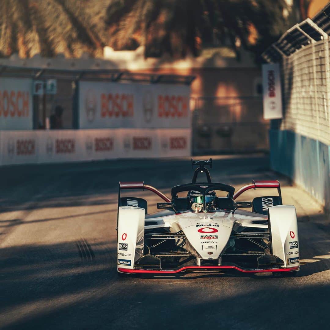 アンドレ・ロッテラーのインスタグラム：「Today was fun and easy, but the serious stuff begins tomorrow! 7am on track and hopefully a good first racing day with my new @porsche.formulae team! Wish us luck 🤞🏻👊🏼🙏🏽」