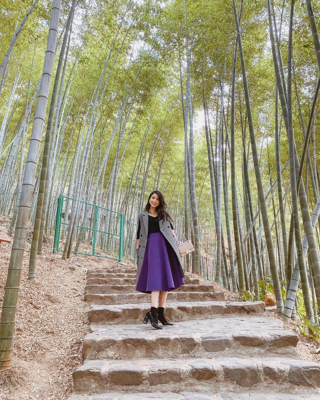 吉田愛璃のインスタグラム：「. . 🇨🇳🐼🌿💖 竹だらけ。 こんな長いロープウェイは初めて🤪  #竹海 #chaina #宜興 #宜興竹海」