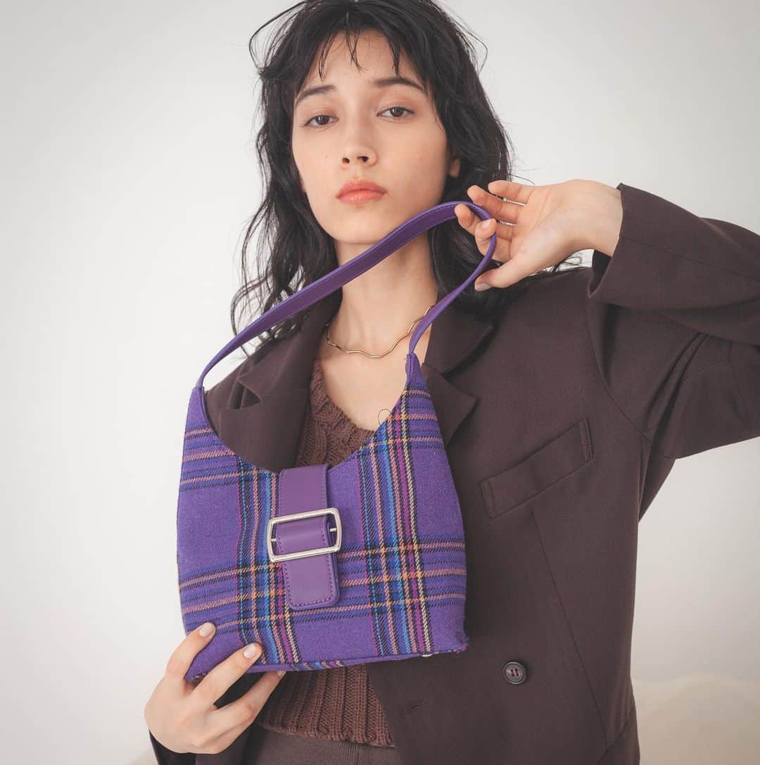 SMIRNASLI_officialのインスタグラム：「Combi Bag . 雑誌掲載率No1のハンドバッグ ヴィンテージっぽい形が 海外でも流行の兆し❤︎ . . #smirnasli #サミールナスリ」