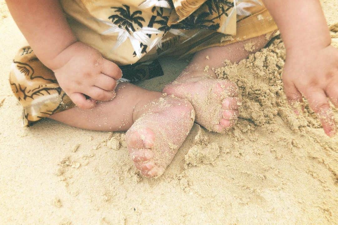 ソンイのインスタグラム：「Hawaiiのザお土産ショップで買ったアロハシャツ着てビーチで砂遊び🏖👦🏻」