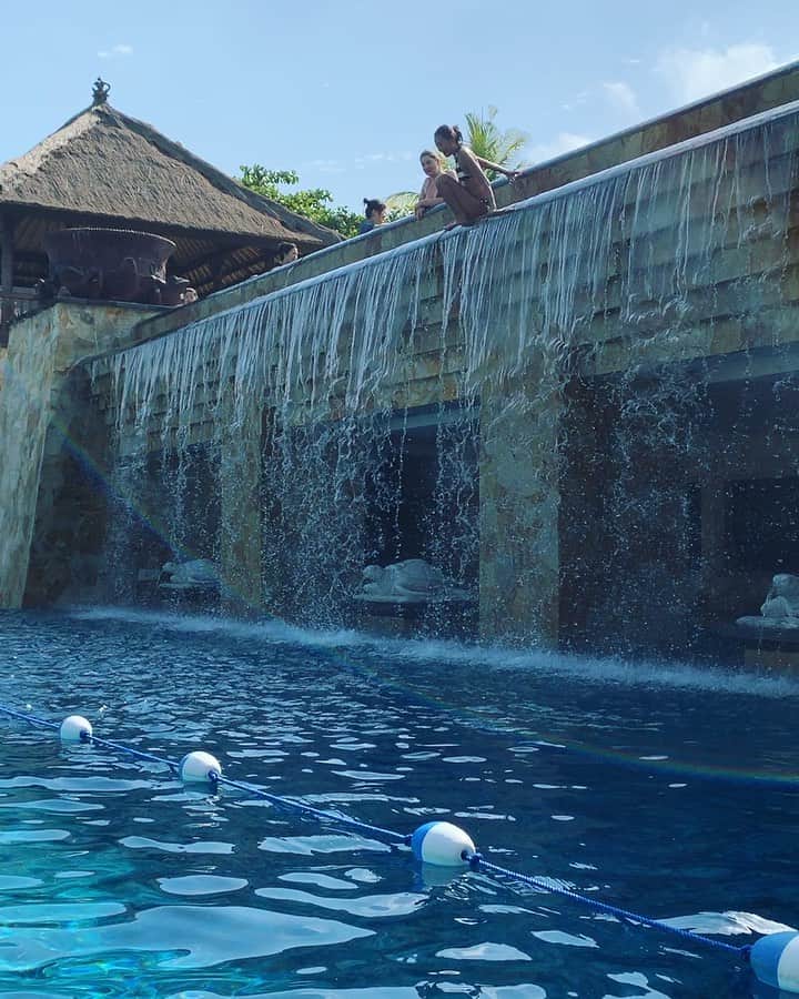 内藤陽子のインスタグラム：「声がひどいけど、負けない👙 プールで遊びまくって、ジャグジーで温まって、市場へお買い物🥭  #太陽は神様 #太陽の子 #陽子  #プールで泳ぎまくった #日焼けに貪欲 #ayanahotel」