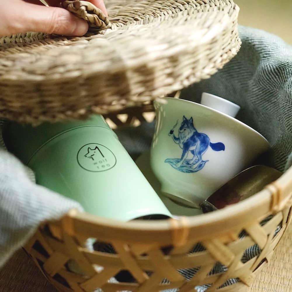 のインスタグラム：「【「第6回関西蚤の市」台湾の愛らしいお茶:琅茶 Wolf Tea】 その愛らしいパッケージと香りの良さに心を奪われてしまう方も多いのでは？　台湾からやってくる、狼のロゴが特徴的な琅茶 Wolf Teaが関西蚤の市初出店します。作っているのは單品茶という、採る時々で一番美味しいとされるものだけを厳選したシングルオリジンの茶葉。世界を旅しながら使う水に至るまで研究し、テイスティングを重ね生まれたお茶が並びます。 . ▶︎詳細はプロフィールのリンク（@tokyonominoichi ）から「第6回関西蚤の市」公式サイトへ . 【第6回関西蚤の市概要】 日程：2019年11月30日（土）、12月1日（日） 時間：9:00～16:00 開催場所：JRA阪神競馬場 兵庫県宝塚市駒の町1-1 入場料：200円（競馬場共通） . #tokyonominoichi#東京蚤の市#関西蚤の市#kansainominoichi#阪神競馬場#関西北欧市#手紙社#手紙舎#tegamisha#vintage#antique#アンティーク#ブロカント#関西豆皿市#関西豆花器市#wolftea#関西蚤の市まであと8日」