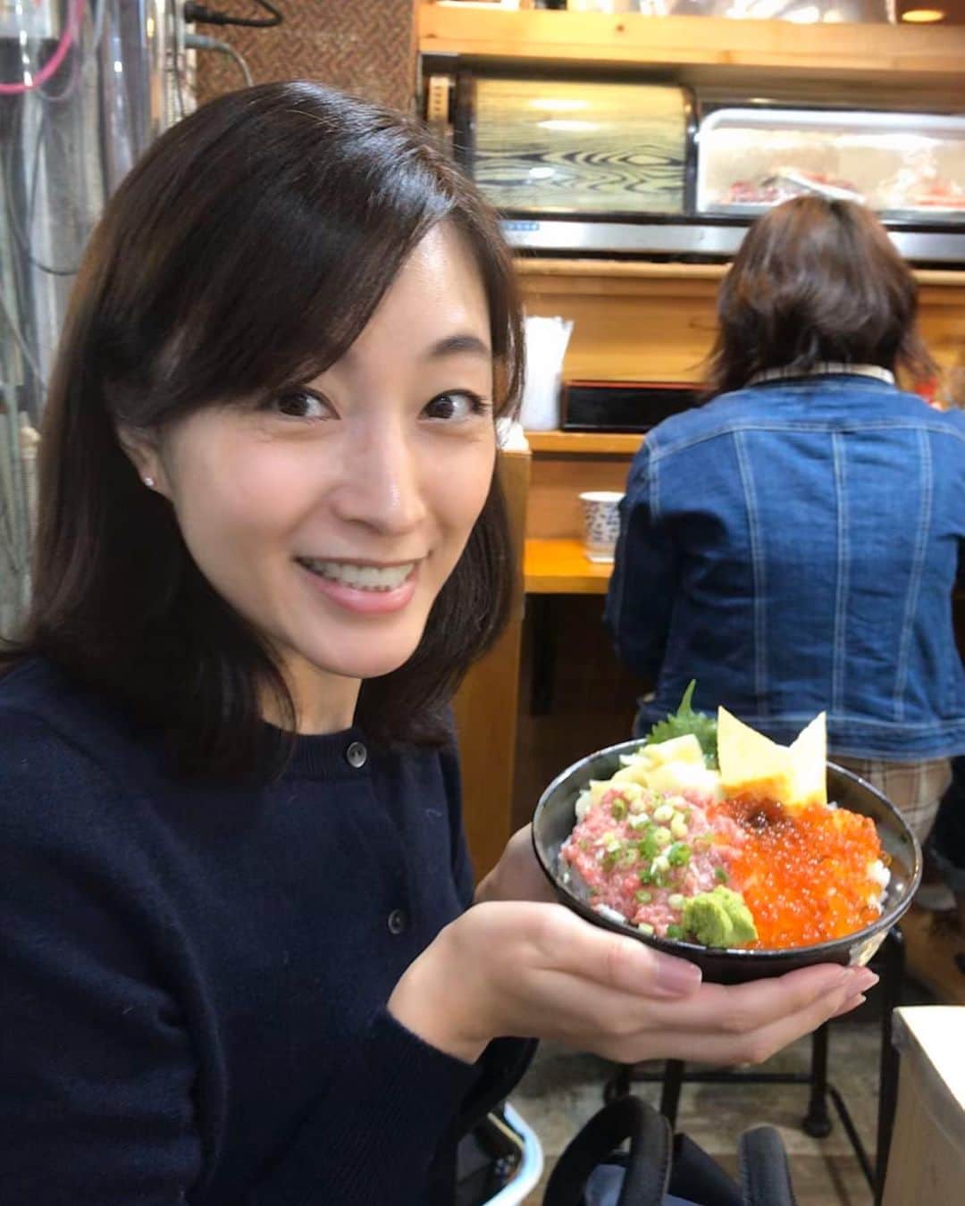 青山倫子さんのインスタグラム写真 - (青山倫子Instagram)「今日は急に寒い。 温かいものが食べたいなぁと思っていたのに 目の前にあったお店の素敵な光景に惹かれてしまった。 海鮮丼って いつでも無条件に惹かれちゃう。 急に寒いので みなさん、体調にはくれぐれも お気を付けてください。 暖かくして過ごしてくださいね。  #青山倫子 #ランチ #お腹が空いたね #海鮮丼 #いつでも惹かれちゃう #夜は温かいものを食べようかな #急に寒いね #暖かくして過ごしてくださいね」11月22日 13時00分 - noriko_aoyama1229
