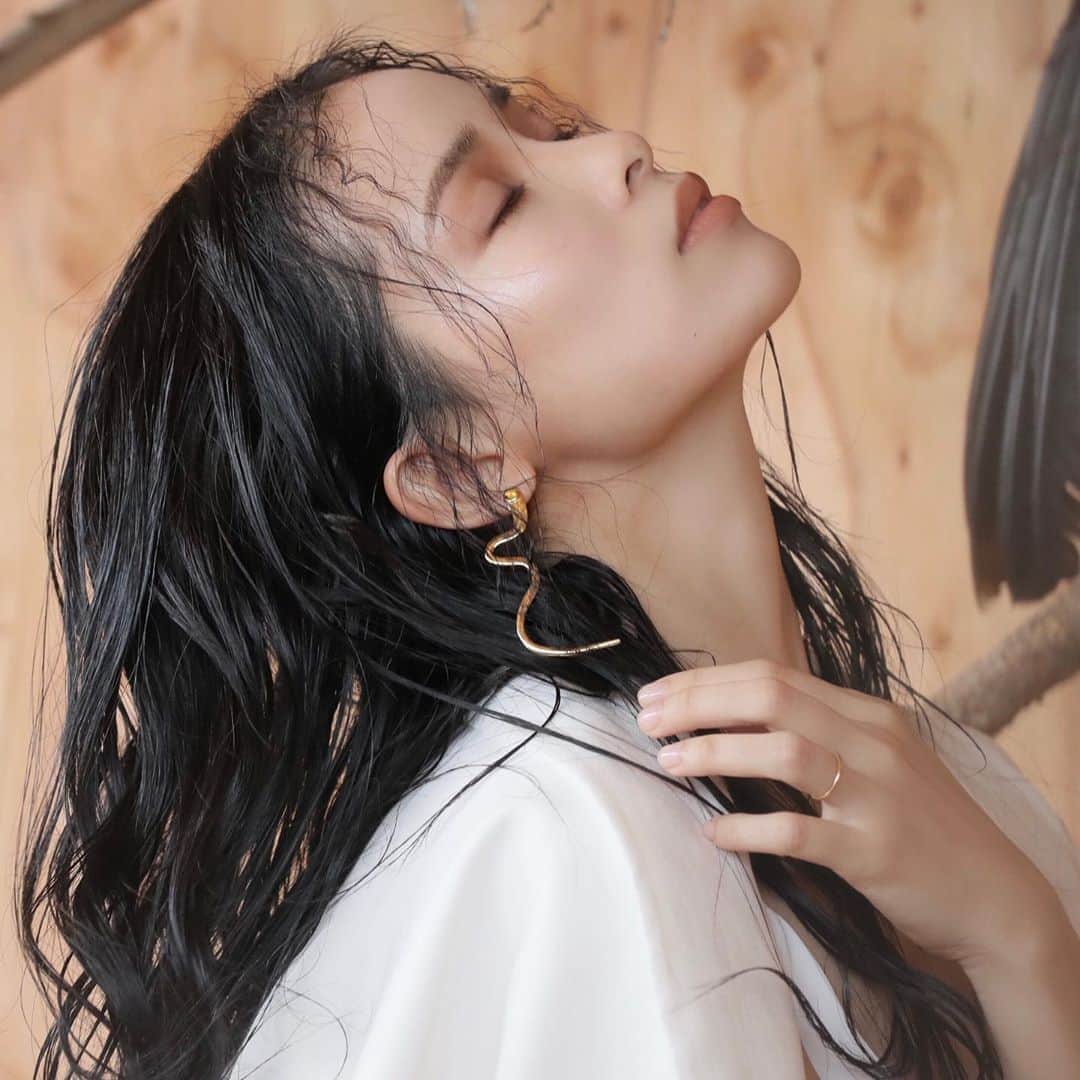 のインスタグラム：「@mone_official_account  皆様フォローやコメント等本当にありがとうございます。 オンラインストアオープンする前も少しずつ MONEアカウントで載せていきます( ^ω^ ) . #MONE #MONEaccessory #accessory #pierce #ring #japan #madeinjapan  #gold #goldaccessory #snake」