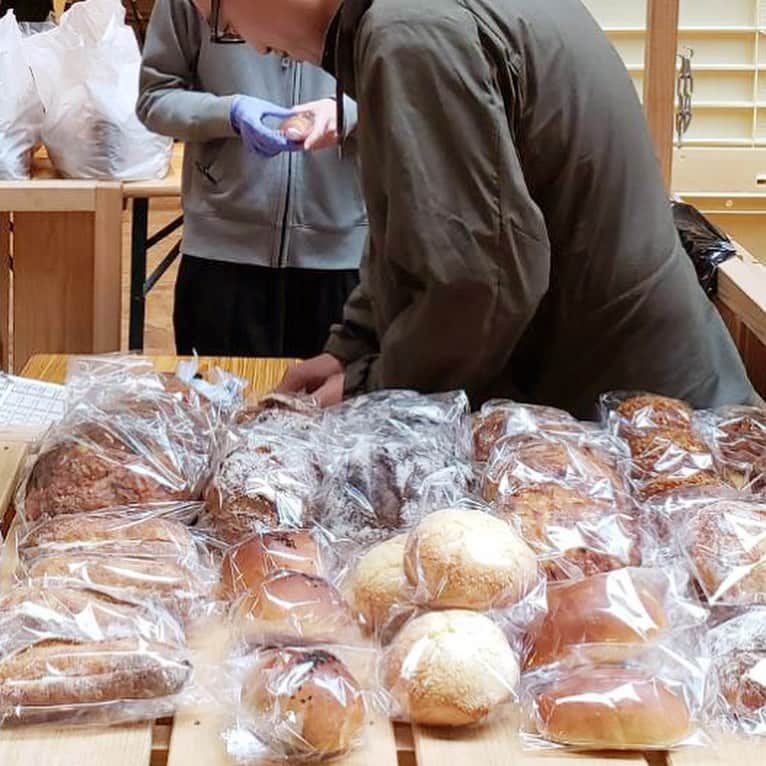 のインスタグラム：「🥪本日スタート！パン！パン！マルシェ！  美味しいパンだらけの3日間🥐🥖🍞が始まりました！人気パン店の名物パンなどがずらりと並んだ会場は、パンの良い匂いでいっぱい！見てるだけでお腹が空いて来ちゃいますねー😋 ・ 人気店の名物パンを詰め合わせにした「パン！パン！トートバッグ」販売やオリジナルトートバッグ・プレゼント、ワークショップ開催と盛りだくさんの3日間になってます。パン好きの方もそうでない方も、ぜひご来場くださいませ！ ・ ■日時 11/22（金）11:00〜16:00（※一部13時から販売） 11/23（土）11:00〜13:30／14:00〜16:30 11/24（日）11:00〜13:30／14:00〜16:30 ■会場：キャナルシティ博多イーストビル1階 🍞出店リストなど詳しくはコチラ！>>>https://canalcity.co.jp/news/event/1729  #fukuoka #hakata #tenjin #福岡 #博多 #天神 #canalcity #キャナル #キャナルシティ博多 #イベント #パン #パンイベント #パンマルシェ #パン屋 #美味しい #マスダミク #トートバッグ」
