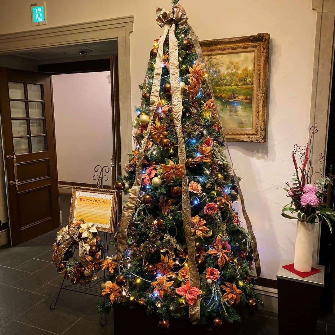 ホテルモントレ仙台ウエディングのインスタグラム：「. . 今年もクリスマスツリー🎄がロビーに飾られました✨ . ヨーロピアンホテルの世界観にマッチして素敵な雰囲気なので、皆さま一度ご来館して見学してみよう♪ . . ○●○●○●○●○●○●○●○●○●○●○●○●○●○● #ホテルモントレ仙台 #モントレ仙台 #花嫁会 #モントレウェディング #モントレ花嫁 #仙台婚 #仙台花嫁 #宮城花嫁 #素敵 #クリスマス #クリスマスツリー #装飾 #ウェディングニュース #ゼクシィ花嫁 #卒花 #プレ花嫁 #プレ花嫁準備 #フォトジェニック #特別な幸せがはじまる場所 #ウェディングフォト #日本中のプレ花嫁さんと繋がりたい  #楽しい時間 #インスタ映え #marry花嫁 #love #hotelmonterey #wedding  #beautiful #xmas #xmastree ●○●○●○●○●○●○●○●○●○●○●○●○●○●○」