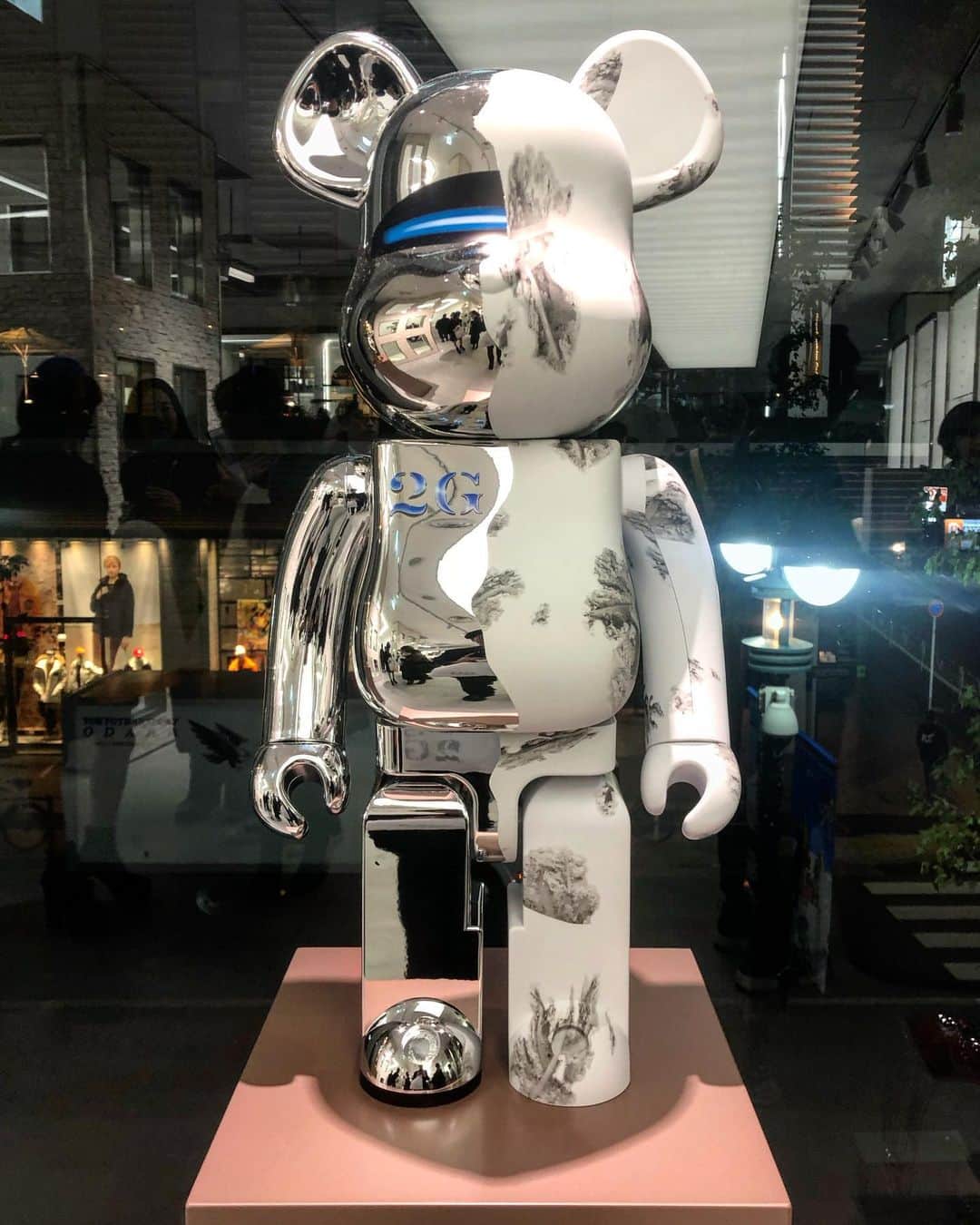 小川哲史のインスタグラム：「🖤🖤🖤 #2gtokyo  #bearbrick」