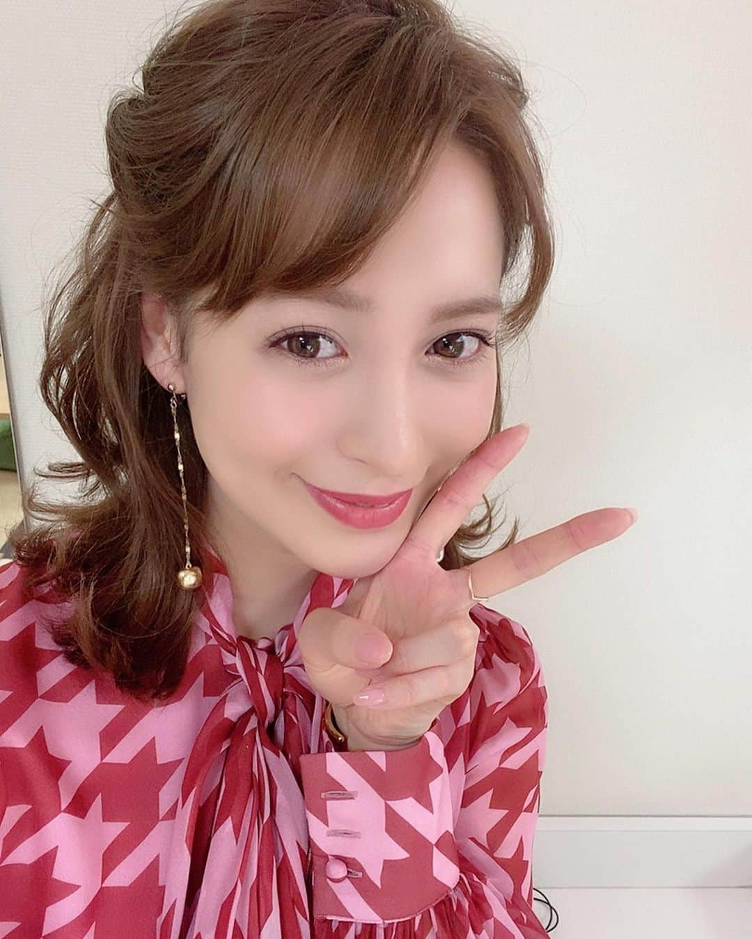 野崎萌香さんのインスタグラム写真 - (野崎萌香Instagram)「キスブサ観てくださった皆さん、 ありがとうございました😆💕👏 . . .  大好きな番組なので 出演出来て嬉しかったです❣️ . . .  衣装のクレジット載せておくね☺︎☺︎☺︎ . . .  Tops... @blumarine  skirt... @un3d_official earring... @lilasmillesime_official  ring... @agete_official  boots... @dianashoespress  styling by ... @wakiko_kondo」11月22日 13時35分 - moeka_nozaki