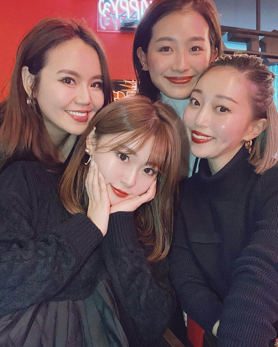 藤川沙弥のインスタグラム：「✧𓀠﻿ ﻿ 先日みんなで韓国料理気分🇰🇷🍴﻿ ﻿ ハラペコ食堂の新しい難波店行ったら﻿ お店がネオン×ハングルで可愛くて﻿ 韓国にきたみたいな気分になれたよ😚 ネオンとしっかり撮った📸笑﻿ チュクミが旨辛で美味しかったな🐙﻿ ﻿ 最後にホットックまで食べました🤤🥯﻿ ﻿ ﻿ ﻿ ﻿ ﻿ ﻿ #ハラペコ食堂﻿ #韓国料理﻿ #チュクミ﻿ #激辛グルメ」