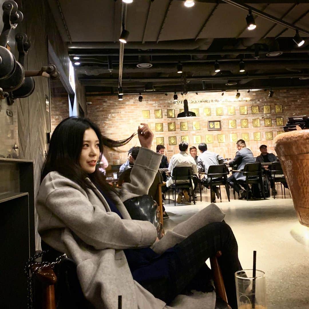 リジ のインスタグラム：「🖤감기조심하세용🖤」