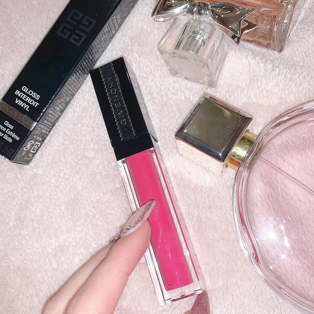 アンジェリカのインスタグラム：「❤︎❤︎ . 𝐆𝐈𝐕𝐄𝐍𝐂𝐇𝐘💄💕 . ❤︎❤︎ #givenchy #new #cosume #makeup #コスメ #メイク #香水 #fragrance #gloss」
