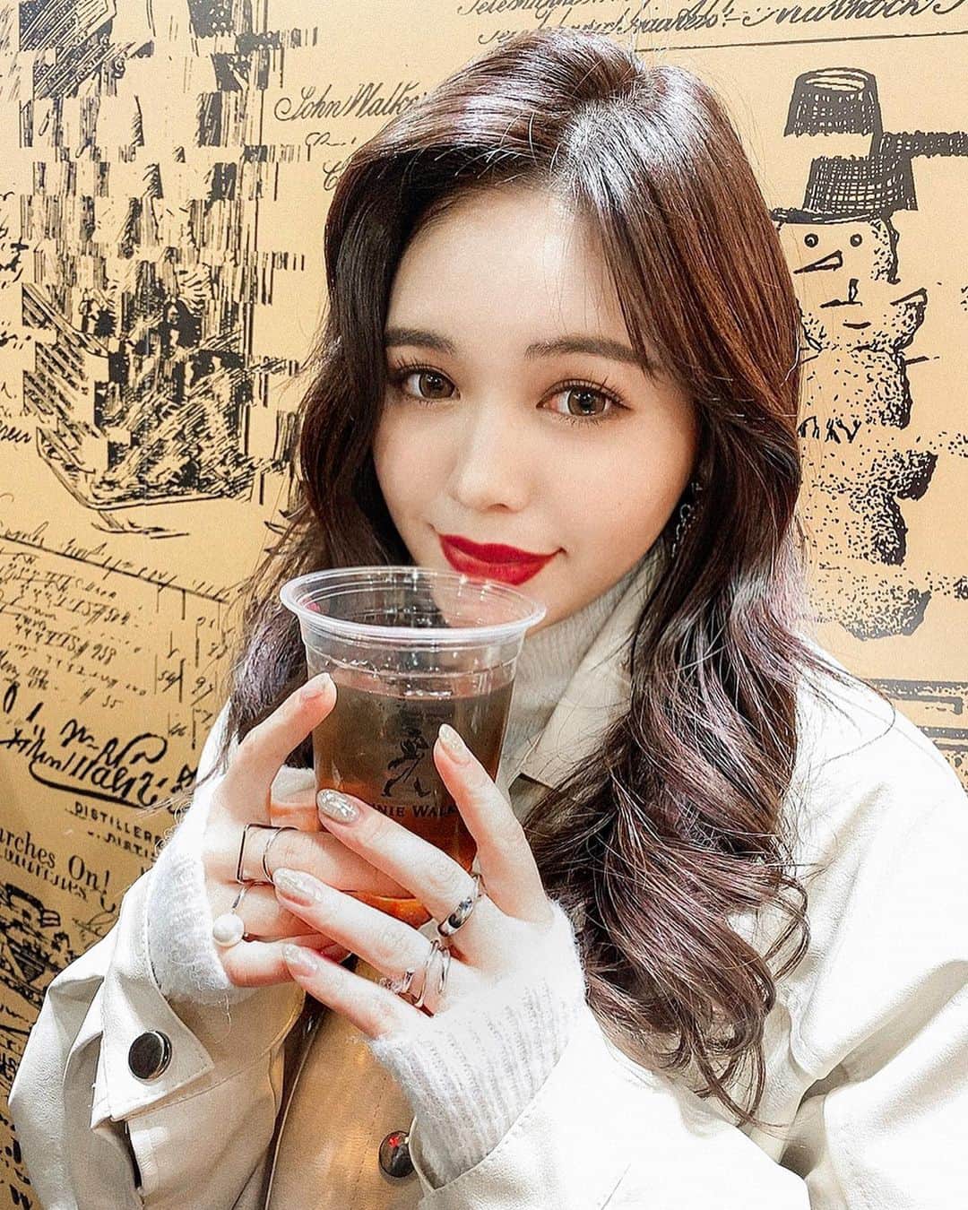 のインスタグラム：「ㅤㅤㅤㅤㅤㅤㅤㅤㅤ  @johnniewalkerjapan 🍻❤︎ 昨日の真昼間に集合🤣 楽しい時間でした✨  11月21日(木)～12月8日(日)の間 渋谷MODIにてジョニーウォーカーの イベントが開催しており オリジナルハイボールが飲めるよ🎶  新鋭作家さん3名による「共同制作アート」 も至る所に展示してあるのでみてみてね❤︎ ㅤㅤㅤㅤㅤㅤㅤㅤㅤ  #johnniewalker #KEEPWALKING #pr #shibuya #shinyamodi #渋谷modi #whiskey #ウィスキー #ジョニーハイボール ＃渋谷モディ #ハイボール #ジョニーウォーカー #アキラ」