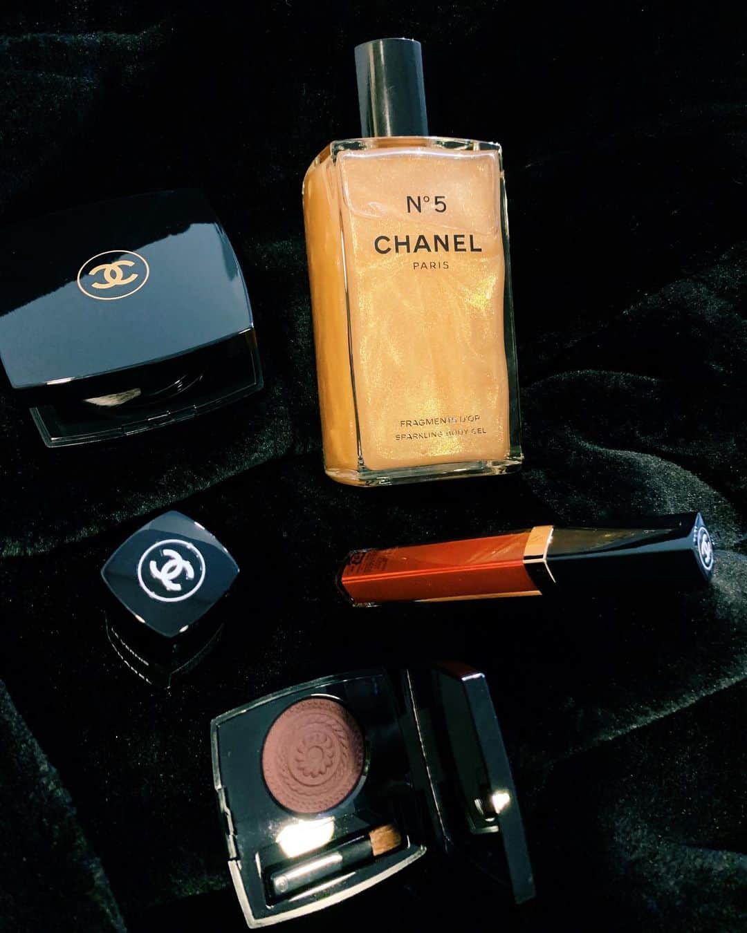 PELIのインスタグラム：「✨🎄💄🎄✨ CHANELのホリデーコレクション🧚‍♀️❤️ スモーキーアイとグロッシーリップとN°5 の香りのグリッタースキン✨✨ ワクワクする！！！ #CHANEL #CHANELmakeup #CHANELfragrance  @chanel.beauty 💖THANK YOU💖」