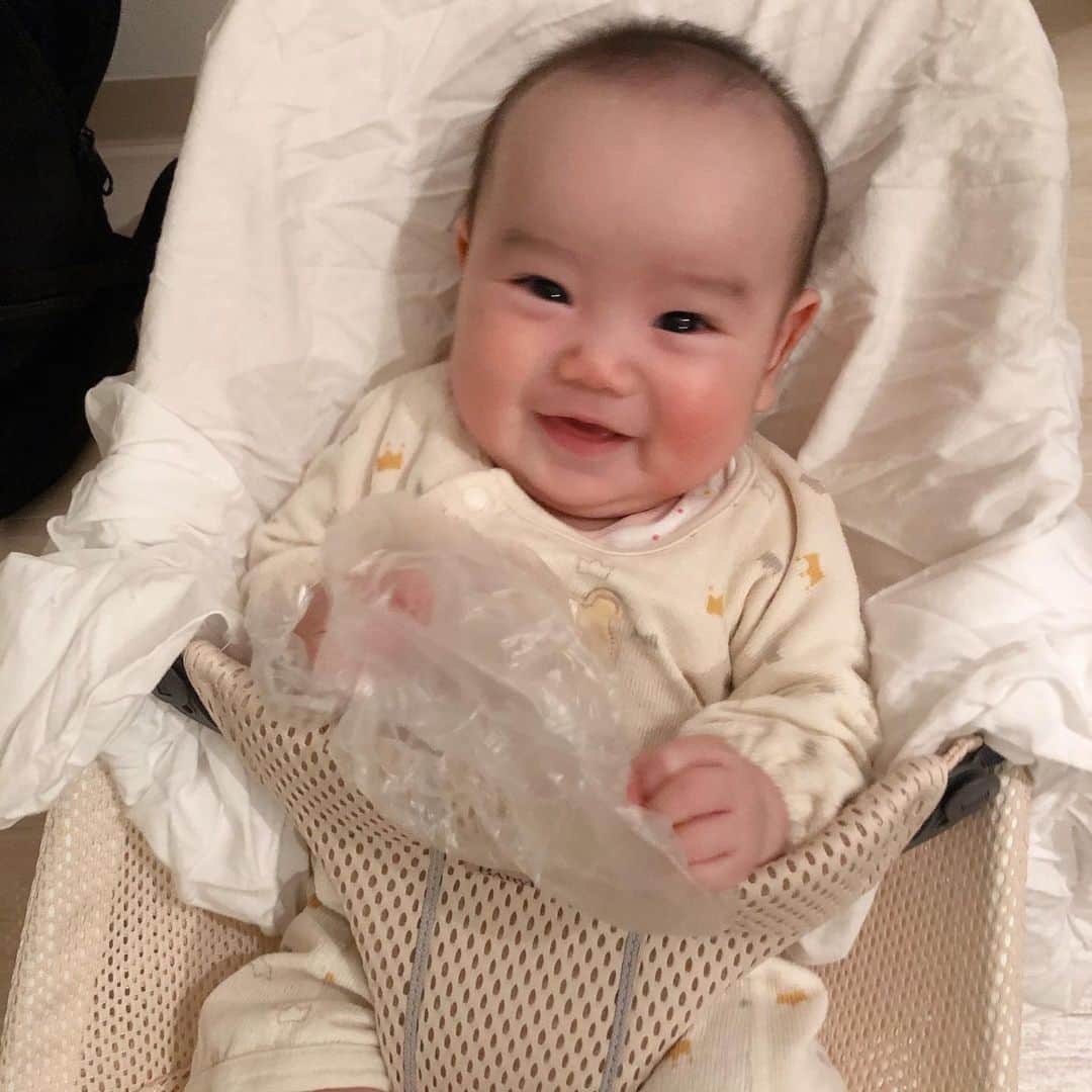 のインスタグラム：「選べない‥選べないよ‥‥ . #毎日赤子 #ビニール袋 #好きだよね #すくすく子育て #スマイル育児」