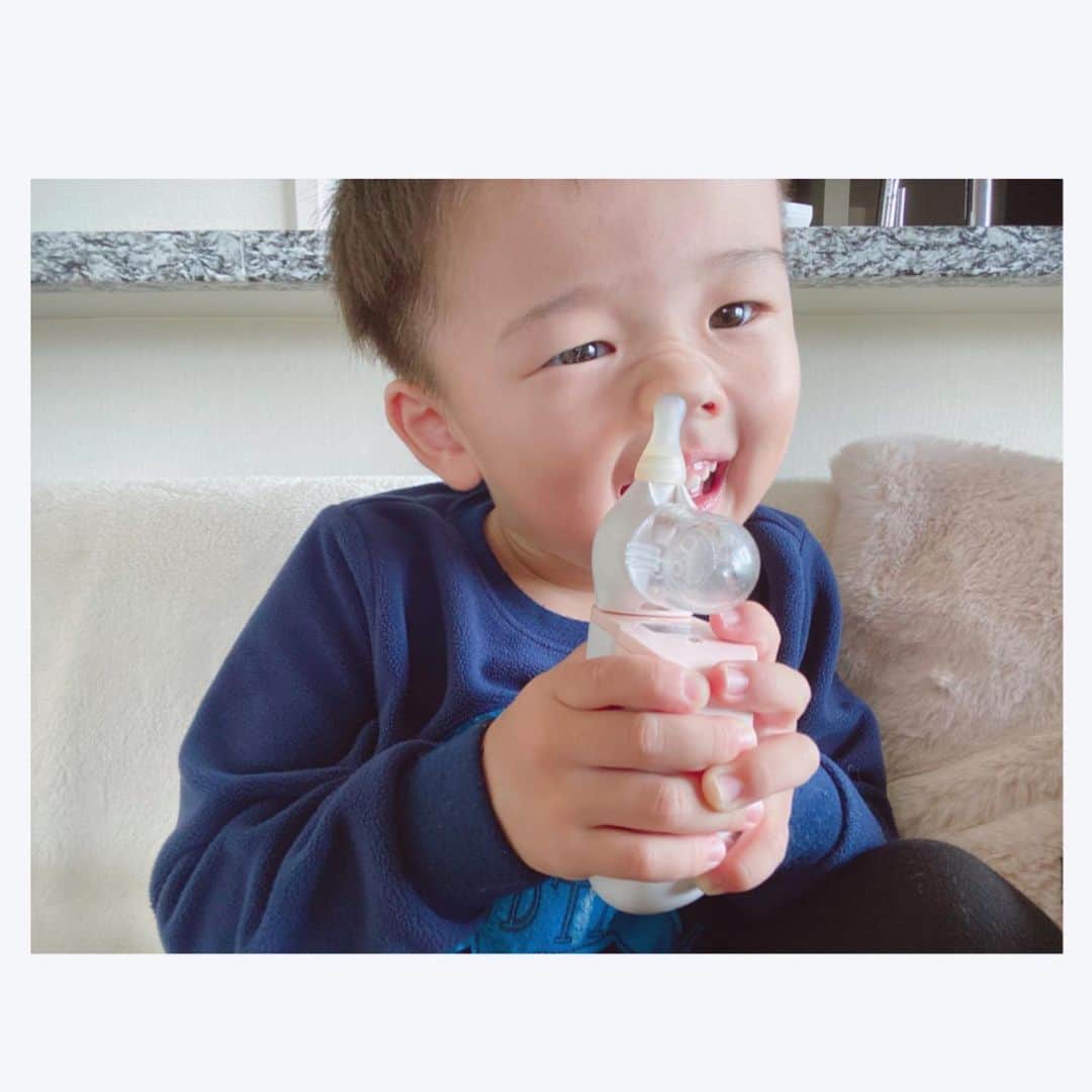 鈴木亜美さんのインスタグラム写真 - (鈴木亜美Instagram)「正しい使い方…ではある。 問題は顔な‼️ #2歳僕ちん #鼻水自動吸引器 #とても便利 #赤ちゃんの時は嫌がった #今ではセルフ #頼もしいが笑える #まだ使うから壊さないでくれ」11月22日 14時04分 - amiamisuzuki