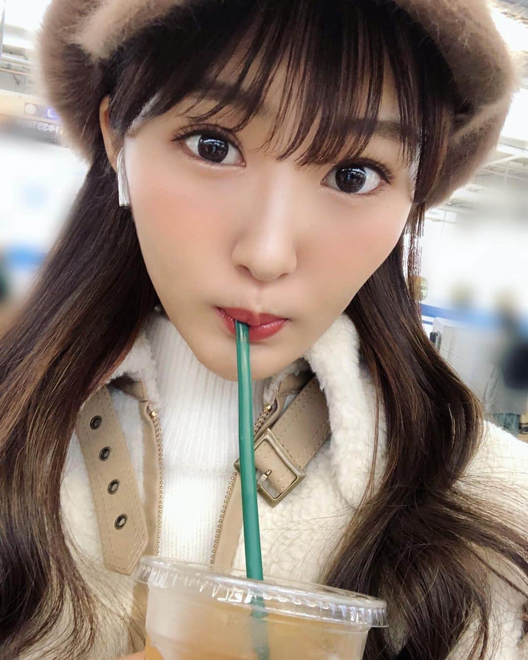 川上礼奈さんのインスタグラム写真 - (川上礼奈Instagram)「. 今日も寒いね〜🥶💦💦 でも飲み物は冷たいのが好き♡笑 . . この前 @a_clinic_ginza でやってもらった  #Aスレッド の効果が凄くて毎日ウキウキしてる☺️♡ 女の子はいつまでも可愛くいなくちゃね😶♡」11月22日 14時16分 - kawakami_rena