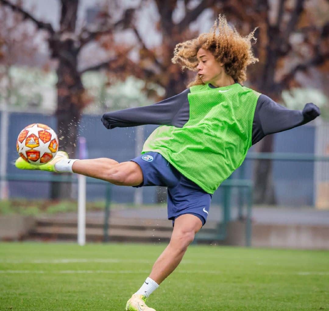 シャビ・シモンズさんのインスタグラム写真 - (シャビ・シモンズInstagram)「Back to Paris! 🇫🇷🏠🦁 : : : : : : : #training #train #keeppushing #footballdreams #everydayisdayone #fútbol #sport #team #football #soccer #love #player #lovethisgame #attitude #passion #happy #psg #paris #motivation #gogoles #futbol #nike #xavi #xs #xavisimons #allezparis #smile #allez #go #workout」11月22日 5時23分 - xavisimons