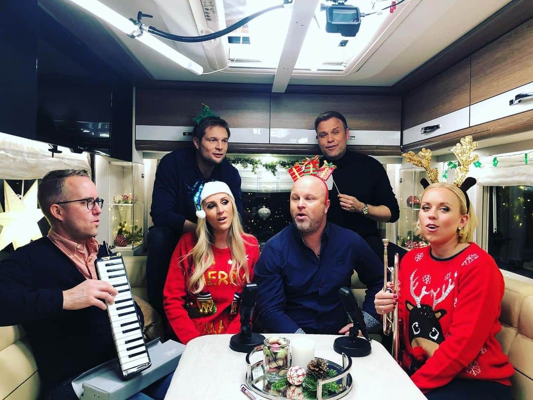 ティーネ・ティング・ヘルセットのインスタグラム：「Christmas tour with these lovely people! Snapshot from today’s filming for @tv2norge 🤶🏼🎺❄️ Følg med på «Håp i ei gryte» i desember! #håpieigryte #vårjul」