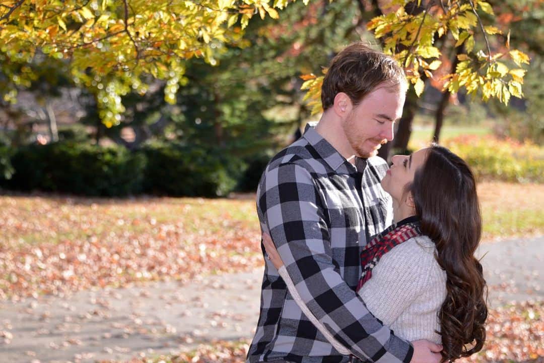 マリッサ・キャステリのインスタグラム：「We got our engagement photos back!  Thank you @jennifernevesphotography ❤️❤️❤️❤️ . . . . . *#engaged #autumnvibes🍁 #love #engagementphotos #jennifernevesphotography」