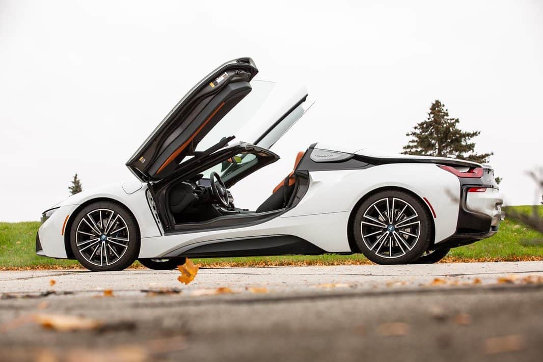 CarsWithoutLimitsさんのインスタグラム写真 - (CarsWithoutLimitsInstagram)「BMW i8 Roadster Big thanks goes out to @bmwnewmarket @dilawriauto for lending us the car  Photo @paul.saini_ #carswithoutlimits #bmw #i8 #i8roadster」11月22日 5時31分 - carswithoutlimits