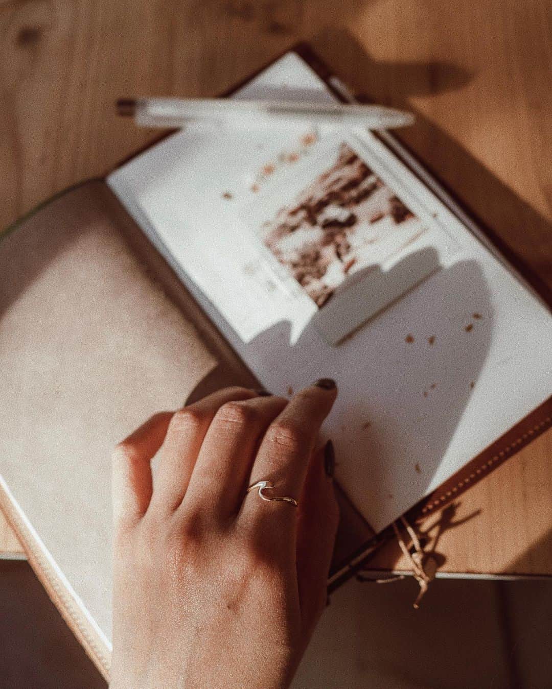 W E Y L I Eのインスタグラム：「My favorite everyday ring 💫 Also my first ever 14k solid gold piece. This year, I decided I want to up my jewelry game. I hope to invest in nice pieces of jewelry that I can pass down to future generations and tell a story. This wave ring from @thediamonddaughters reminds me of the California coast, where I’m born and raised 🌊 If you guys are interested, you can get 5% off with my code WEYLIE5 ✨」