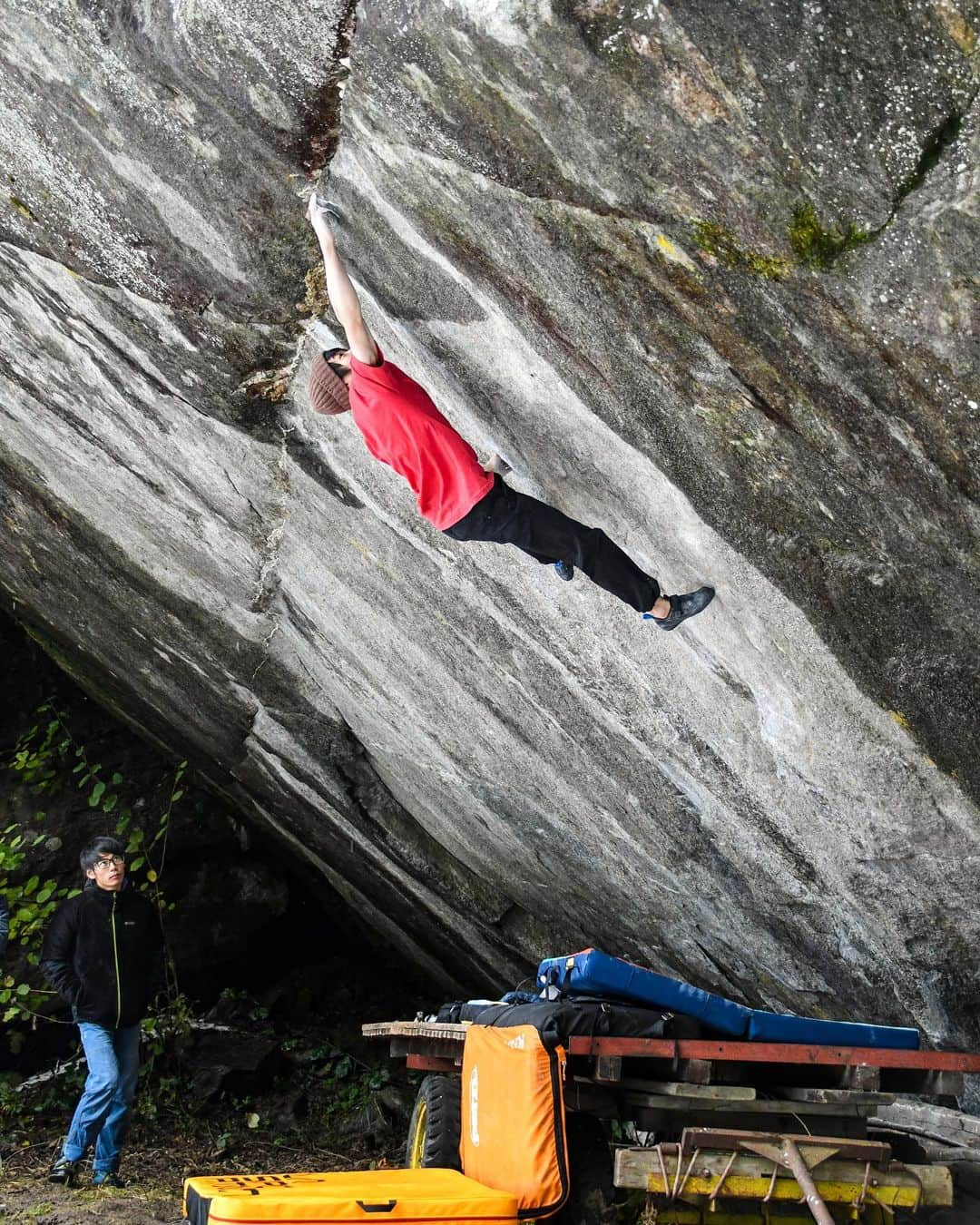 村井隆一のインスタグラム：「First day rainy day🇨🇭 Hope for good weather!  Vid @matani0329  #climbing#bouldering#switzerland#valbavona#ボルダリング @frictionlabs  @organicclimbing  @unparallelup  @rockmasterhq  @apexclimbingyotsuya  @team_edelrid」