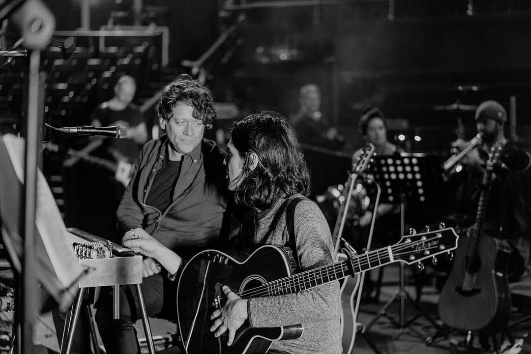 ジェームズ・ベイさんのインスタグラム写真 - (ジェームズ・ベイInstagram)「Last night I was invited to be a part of a totally magical evening. I joined the Snow Patrol family onstage at the Royal Albert Hall to play Don’t Give In. I cannot describe how special it was to be in the room! Thanks so much for having me @garysnowpatrol @snowpatrol Love you guys x 📷 @bradleyquinnphotos」11月22日 5時49分 - jamesbaymusic