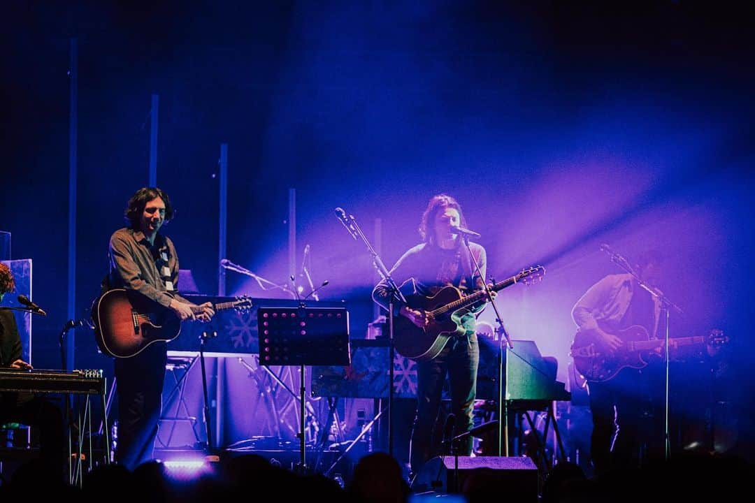 ジェームズ・ベイさんのインスタグラム写真 - (ジェームズ・ベイInstagram)「Last night I was invited to be a part of a totally magical evening. I joined the Snow Patrol family onstage at the Royal Albert Hall to play Don’t Give In. I cannot describe how special it was to be in the room! Thanks so much for having me @garysnowpatrol @snowpatrol Love you guys x 📷 @bradleyquinnphotos」11月22日 5時49分 - jamesbaymusic