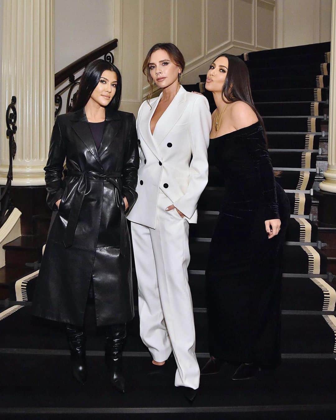 のインスタグラム：「So much fun celebrating the launch of my new @augustinusbader @victoriabeckhambeauty Priming Moisturizer with @kourtneykardash @kimkardashian @violetgrey x Kisses VB」
