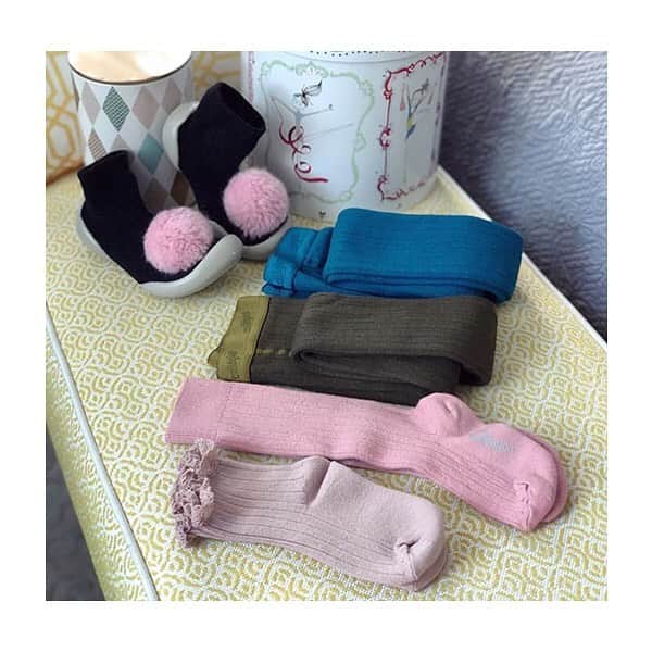 コレジアンのインスタグラム：「It’s time to start shopping your Christmas gifts! 🎅 . Treat someone’s feet this festive season 🎄🎁 — RETURNS AFTER CHRISTMAS? 🤔 For all orders placed on our shop online from Nov 21 to Dec 22, you may return items within Jan 10. So don’t worry! You can do your shopping in advance! 😃❤️ . 🇫🇷 Il n'est jamais trop tôt pour préparer ses cadeaux ! En route vers Noël ! 🎄🎁 . Partez à la conquète d'idées cadeaux pour votre famille et vos proches ! ❤️ — UN RETOUR APRÈS NOËL ? 🤔 Tel un lutin bien organisé, vous voulez commencer vos achats de Noël ? Pas de problème, pour toutes commandes passées sur notre site du 21 novembre au 22 décembre, les retours seront prolongés jusqu’au 10 Janvier ! Vous pouvez donc shopper en toute sérénité ! 😃❤️ . Picture @alice_baby_wonder_world . #collegien #collegien_officiel #madeinfrance #instamum #Тапочкиносочки #обувьдлямалышей #дети #инстамама #обувьдляпервыхшагов #newin #товарыдлядетей #дляпервыхшагов #slippers #designerslippers #babbucce #hausschuhe #familyslippers #comfortable #тапочки #christmasgifts #giftideas #giftforher #giftforhim #giftforkids #holidaygift #weihnachten #geschenkideen」