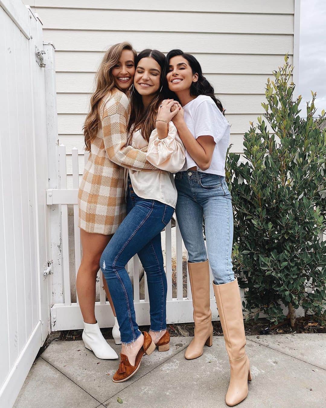 Sazan Hendrixさんのインスタグラム写真 - (Sazan HendrixInstagram)「Can’t imagine life without these two!👯‍♀️ God sent me these girls at a time in my life when He knew I needed it most 🙌🏼🤰🏻It’s been so fun seeing our relationship blossom and grow! btw yesterday we filmed hilarious videos for all of our channels and I’m still low key dead✨😂 #sistafriends #besties」11月22日 6時06分 - sazan