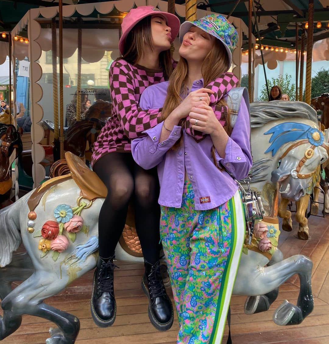 ルナ・ブライズ・ボイドのインスタグラム：「sister energy 🌼 #mjdaisy」
