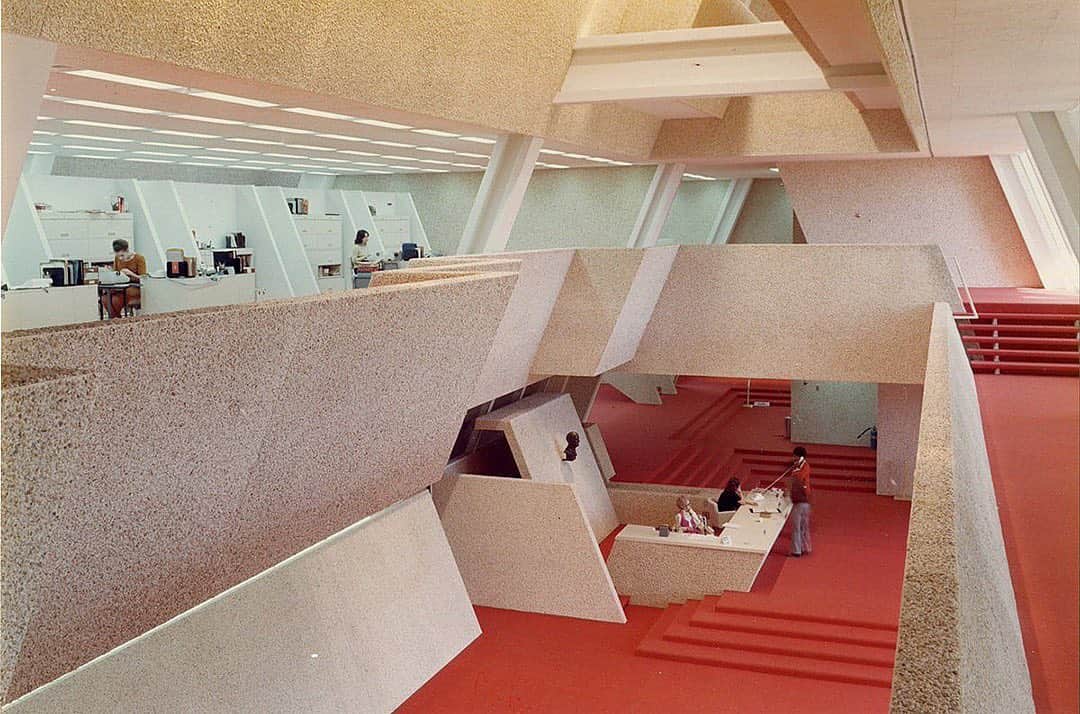 AÃRK Collectiveさんのインスタグラム写真 - (AÃRK CollectiveInstagram)「#AÃRKlikes the modular geometries of the Burroughs Wellcome Headquarters lobby designed by Paul Rudolph (1969-1972), captured back in the 80’s 💯  #paulrudolph #brutalism #brutalistarchitecture #architecture #design #80s」11月22日 6時30分 - aark_collective