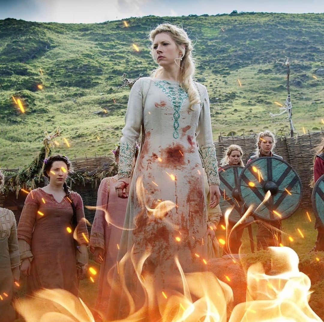 キャサリン・ウィニックのインスタグラム：「Countdown officially begins.. VIKINGS final season⚔️」