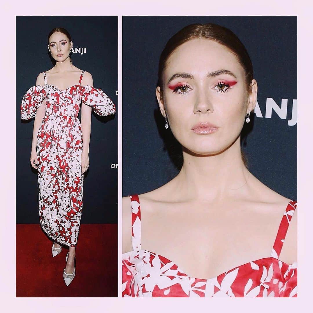 JO BAKERのインスタグラム：「K A R E N • G I L L A N 🏴󠁧󠁢󠁳󠁣󠁴󠁿 Cherry flares.... for #karengillan for @jumanjimovie #redcarpet  When u have 20mins to create a carpet look from daytime press look...you grab a blood red lip liner and whack it on top of brown winged day look and make quick dramatic change!! Style @karlawelchstylist  Hair @bobbyeliot  Makeup by me #jobakermakeupartist」