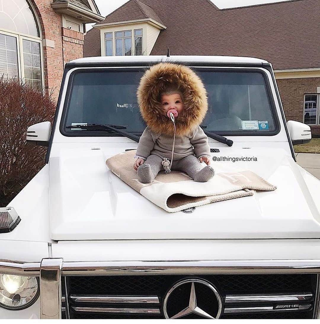 BeStylishのインスタグラム：「Cuteness overload 😻 . By @allthingsvictoria  _ #bestylish #kids #cutebaby #mercedes #cutekids #fashion #winter #family」