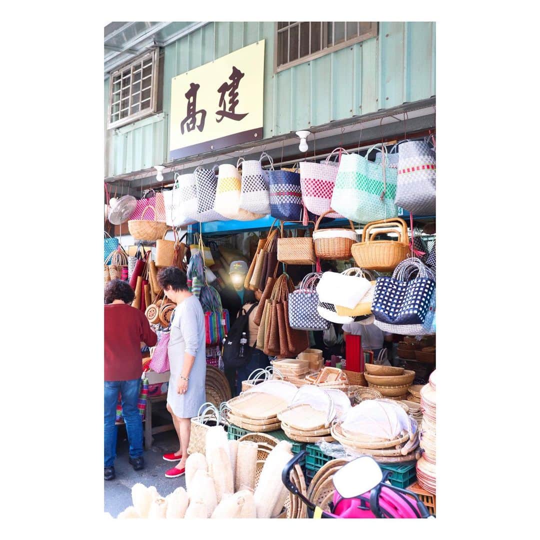 大原由美子さんのインスタグラム写真 - (大原由美子Instagram)「・ 皆さま、おはようございま〜す♬ 「trip台湾🇹🇼」 本日は台湾の「迪化街」 台湾で歴史ある問屋街として有名な場所です♬ 前回も行きましたがやっぱりここは行きたい場所❤︎ 乾物やドライフルーツ、お茶などのお店がいっぱい！！ 歩いているだけでもめちゃくちゃ楽しい場所です❤︎ たくさんのお土産を迪化街で買いました〜♬ 古い建物をリノベーションしてカフェになったりと… お洒落なお店もい〜っぱい♬ 行きたかったお茶屋さんにも行けて大満足！！ いろいろな写真を撮ってきましたので… 上の⬆︎picを横に⇒どんどんswipeしてくださいね〜❤︎ ・ #台湾#海外旅行#台北#taipei#観光名所#台湾旅行記#お洒落さんと繋がりたい#台湾好きな人と繋がりたい#髙建#写真を撮るのが好きな人と繋がりたい#カメラ女子#trip#迪化街#🍵#林華泰茶行#台湾旅行#台湾観光スポット#台湾観光#ファインダー越しの私の世界#Taiwan#CanonEOSKissX9i #フォトジェニック#photogenic#台灣#台湾女子旅#台湾茶#ドライフルーツ#taiwantrip#問屋街#一眼レフ」11月22日 6時58分 - oharayumiko0228
