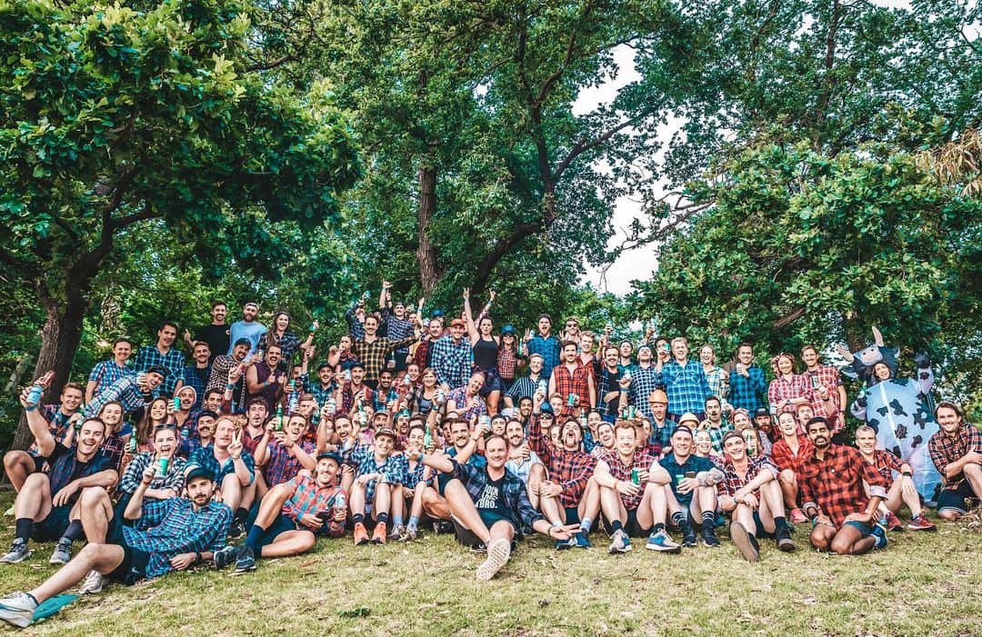 フィービー・ディ・トマソのインスタグラム：「A FEW MATES + A FEW FLANNOS ❤️ #flanno5k @movember 📸 @squidsteve」