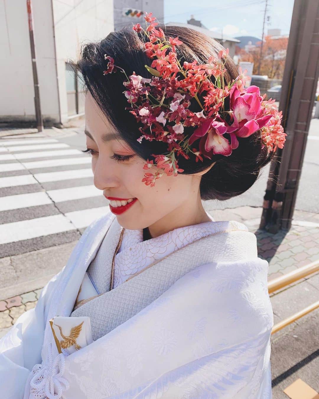 竹本実加さんのインスタグラム写真 - (竹本実加Instagram)「京都に来ています🥰💓 大好きな、あずちゃんの白無垢姿🥺👘 加工なしでこの美しさ。 (なんてこった) . 大好きな人が大好きな人達に 記念を撮ってもらっいるのを見て 身内の結婚式みたいな気持ちで 幸せと感動が同時に❤️ . そしてあずが あまりにも美しすぎて 途中から作品撮りみたいになってた🤣🤣 京都前撮り、いいなぁ🤤🍁 . 若井さんのお花のセンスも 最高でした😍💐 . . . 👰🏻 💐 @chiemiwakai_duft #和装ヘア #ロングヘア ＿＿＿＿＿＿＿＿＿＿＿＿＿＿ . 🆕最新のお知らせ📝🌿 ＿＿＿＿＿＿＿＿＿＿＿＿＿＿ . ◆海外渡航 🇺🇸 2020.2.24〜27 / LA 🌴 2020.6.13〜18 / HAWAII (14日のみ) 🇫🇷2020.9.23〜30 / Paris 滞在中渡航費無しとなります 日程お問い合わせくださいませ💁🏻‍♀️ . . ◆週末予約可能日※11/17更新 . 2020 1/13(祝月) 2/15(土) 3/15(日) 4/12(日) 5/2(土), 3(日), 4(祝月), 10(日), 31(日) . . 💁🏻‍♀CONTACT PLAN内容やお問い合わせは @mydresser.bridal  プロフィールリンクよりお願いします ＿＿＿＿＿＿＿＿＿＿＿＿＿ . #和装ヘアスタイル #白無垢ヘア #白無垢 #生花 #生花ヘアアレンジ #和装前撮り #ヘアチェンジ #披露宴ヘアメイク #ルーズヘア #ウェディングパーティ #艶肌メイク #ヘアメイク指名 #ブライダル #ホテルウェディング #外注ヘアメイク #ブライダルヘアメイク #前撮りヘアメイク  #持ち込み美容 #ヘアアレンジ #結婚準備 #mydresser #mikaarrange #weddinghairmake」11月22日 7時05分 - mika.mydresser