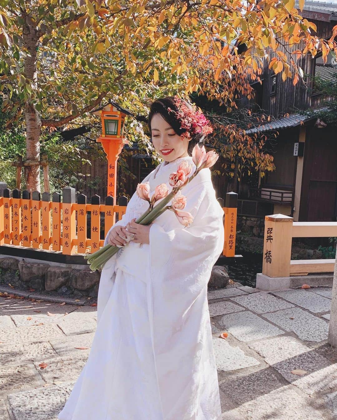 竹本実加さんのインスタグラム写真 - (竹本実加Instagram)「京都に来ています🥰💓 大好きな、あずちゃんの白無垢姿🥺👘 加工なしでこの美しさ。 (なんてこった) . 大好きな人が大好きな人達に 記念を撮ってもらっいるのを見て 身内の結婚式みたいな気持ちで 幸せと感動が同時に❤️ . そしてあずが あまりにも美しすぎて 途中から作品撮りみたいになってた🤣🤣 京都前撮り、いいなぁ🤤🍁 . 若井さんのお花のセンスも 最高でした😍💐 . . . 👰🏻 💐 @chiemiwakai_duft #和装ヘア #ロングヘア ＿＿＿＿＿＿＿＿＿＿＿＿＿＿ . 🆕最新のお知らせ📝🌿 ＿＿＿＿＿＿＿＿＿＿＿＿＿＿ . ◆海外渡航 🇺🇸 2020.2.24〜27 / LA 🌴 2020.6.13〜18 / HAWAII (14日のみ) 🇫🇷2020.9.23〜30 / Paris 滞在中渡航費無しとなります 日程お問い合わせくださいませ💁🏻‍♀️ . . ◆週末予約可能日※11/17更新 . 2020 1/13(祝月) 2/15(土) 3/15(日) 4/12(日) 5/2(土), 3(日), 4(祝月), 10(日), 31(日) . . 💁🏻‍♀CONTACT PLAN内容やお問い合わせは @mydresser.bridal  プロフィールリンクよりお願いします ＿＿＿＿＿＿＿＿＿＿＿＿＿ . #和装ヘアスタイル #白無垢ヘア #白無垢 #生花 #生花ヘアアレンジ #和装前撮り #ヘアチェンジ #披露宴ヘアメイク #ルーズヘア #ウェディングパーティ #艶肌メイク #ヘアメイク指名 #ブライダル #ホテルウェディング #外注ヘアメイク #ブライダルヘアメイク #前撮りヘアメイク  #持ち込み美容 #ヘアアレンジ #結婚準備 #mydresser #mikaarrange #weddinghairmake」11月22日 7時05分 - mika.mydresser