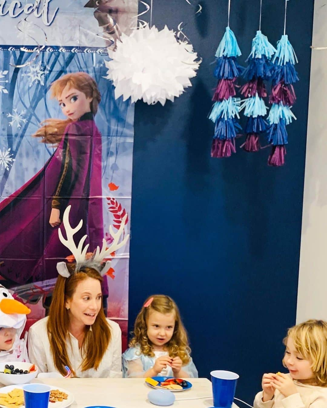 エイミー・デビッドソンさんのインスタグラム写真 - (エイミー・デビッドソンInstagram)「Lennox had such a fun time at his Frozen party with his school friends!❄️ "I get to be Olaf, mommy??!" ☃️ This kid melts my heart. I loved surprising the kids with #nestfrozenstories on the #nestmini ! Watching them get excited about Anna’s story was the cutest! @GoogleNest #NestFrozenStories #GiftFromGoogle #friends #kids #frozen2」11月22日 7時17分 - amy_davidson