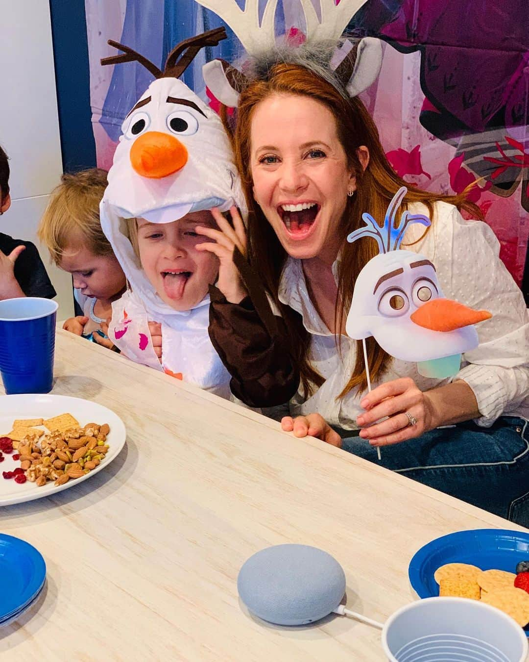 エイミー・デビッドソンさんのインスタグラム写真 - (エイミー・デビッドソンInstagram)「Lennox had such a fun time at his Frozen party with his school friends!❄️ "I get to be Olaf, mommy??!" ☃️ This kid melts my heart. I loved surprising the kids with #nestfrozenstories on the #nestmini ! Watching them get excited about Anna’s story was the cutest! @GoogleNest #NestFrozenStories #GiftFromGoogle #friends #kids #frozen2」11月22日 7時17分 - amy_davidson