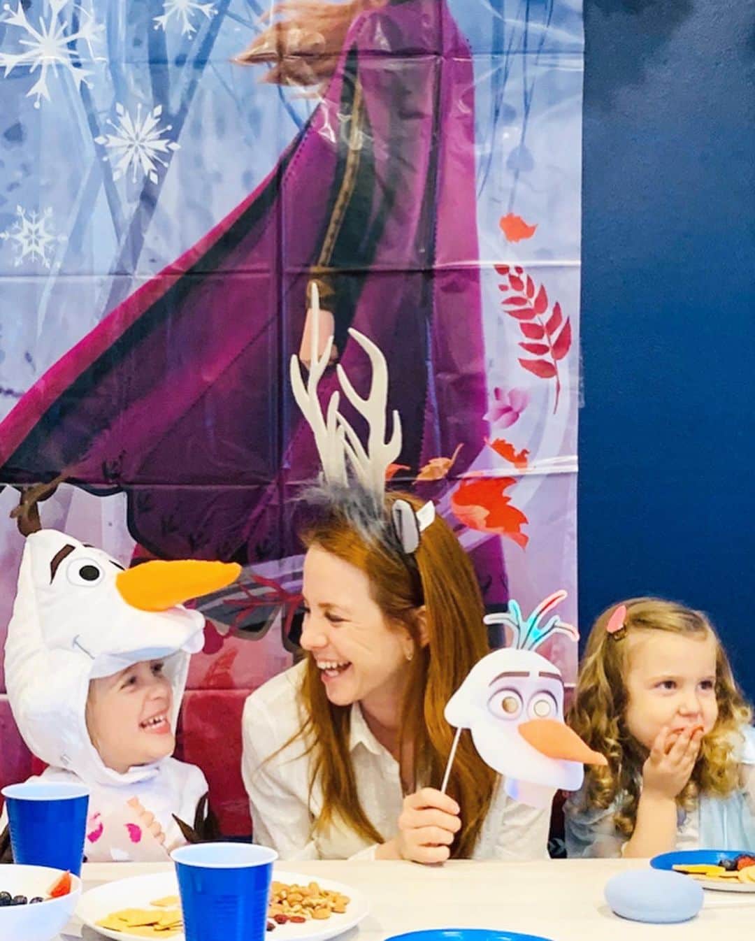 エイミー・デビッドソンさんのインスタグラム写真 - (エイミー・デビッドソンInstagram)「Lennox had such a fun time at his Frozen party with his school friends!❄️ "I get to be Olaf, mommy??!" ☃️ This kid melts my heart. I loved surprising the kids with #nestfrozenstories on the #nestmini ! Watching them get excited about Anna’s story was the cutest! @GoogleNest #NestFrozenStories #GiftFromGoogle #friends #kids #frozen2」11月22日 7時17分 - amy_davidson